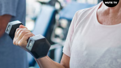 Idosos praticando exercícios em academia durante atividade física orientada