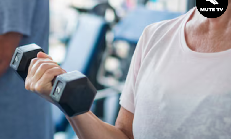 Idosos em foco: Proposta prevê academia gratuita ou subsidiada para idosos em Santa Luzia 4 Idosos praticando exercícios em academia durante atividade física orientada