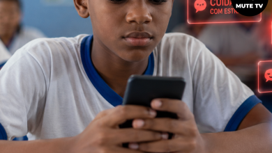 Proposta prevê ações permanentes contra bullying e cyberbullying nas escolas de Santa Luzia 3 Estudante utilizando celular durante campanha de conscientização sobre cyberbullying