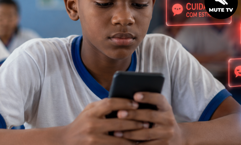 Proposta prevê ações permanentes contra bullying e cyberbullying nas escolas de Santa Luzia 3 Estudante utilizando celular durante campanha de conscientização sobre cyberbullying
